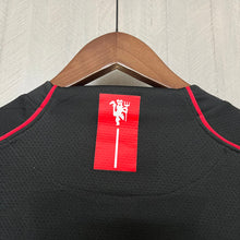 Carregar imagem no visualizador da galeria, Camisa Manchester United Third Manga Longa 07/08 Retrô - Preta