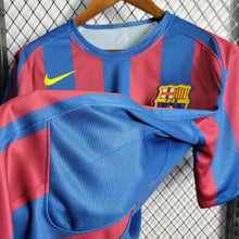 Carregar imagem no visualizador da galeria, Camisa Barcelona 05/06 Retrô - Azul e Vermelha