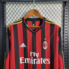 Carregar imagem no visualizador da galeria, Camisa Milan Home 13/14 Retrô Manga Longa - Vermelha e Preta