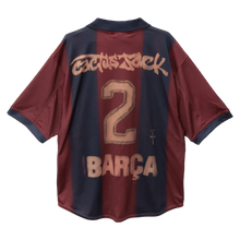 Carregar imagem no visualizador da galeria, Camisa Barcelona Retrô x Travis Scott Cactus Jack 00/01 - Vermelha e Azul