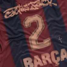 Carregar imagem no visualizador da galeria, Camisa Barcelona Retrô x Travis Scott Cactus Jack 00/01 - Vermelha e Azul