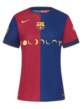 Carregar imagem no visualizador da galeria, Camisa Barcelona Feminina Home COLDPLAY 24/25 - Azul e Vermelha