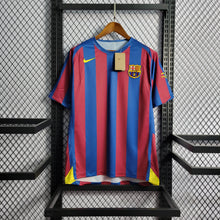 Carregar imagem no visualizador da galeria, Camisa Barcelona 05/06 Retrô - Azul e Vermelha