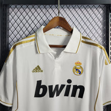 Carregar imagem no visualizador da galeria, Camisa Real Madrid Home 11/12 Retrô - Branca e Dourada