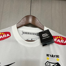 Carregar imagem no visualizador da galeria, Camisa Santos Home 12/13 Retrô - Branca