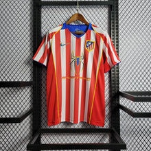 Carregar imagem no visualizador da galeria, Camisa Atlético de Madrid Spider 04/05 Retrô - Branca e Vermelha