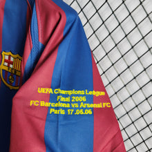Carregar imagem no visualizador da galeria, Camisa Barcelona 05/06 Retrô - Azul e Vermelha