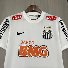 Carregar imagem no visualizador da galeria, Camisa Santos Home 12/13 Retrô - Branca