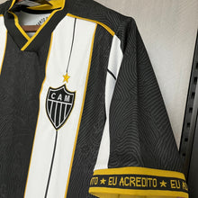 Carregar imagem no visualizador da galeria, Camisa Atlético Mineiro Manto da Massa 2024 - Preta e Branca