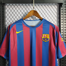 Carregar imagem no visualizador da galeria, Camisa Barcelona 05/06 Retrô - Azul e Vermelha