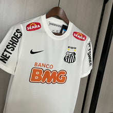 Carregar imagem no visualizador da galeria, Camisa Santos Home 12/13 Retrô - Branca