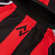 Carregar imagem no visualizador da galeria, Camisa Vitória Home Feminina 25/26 - Vermelha e Preta