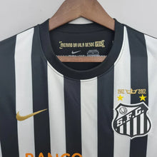 Carregar imagem no visualizador da galeria, Camisa Santos Away 12/13 NEYMAR JR/11 Retrô - Branca e Preta