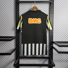 Carregar imagem no visualizador da galeria, Camisa Santos Away 12/13 Retrô - Preta e Branca